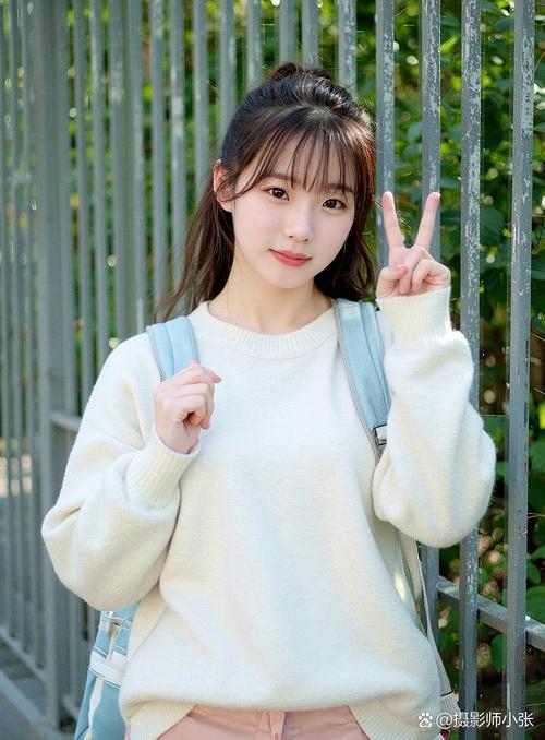 适合十八岁女生的艺术照相册名称建议，以下是几个给年满十八女儿挑选礼物方案的标题推荐，，绽放青春，珍藏记忆——珠宝首饰礼盒精选。，爱美之心，礼赞成长——美妆护肤礼盒献礼少女时代！，手账时光机，记录成长的足迹与梦想 。    DIY手绘画册传递温情和创意的艺术纪念册等个性化定制礼物合集。插图