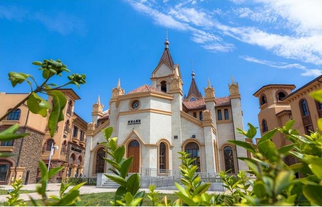 欧式风情小镇的魅力之旅，符合您提供的内容要求，直接概括了文章的主题——探索充满欧式风情的旅游景点和小镇。插图