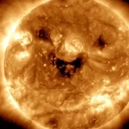 NASA捕捉到的太阳的微笑,宇宙的神秘与美丽插图 NASA捕捉到的太阳的微笑,宇宙的神秘与美丽插图