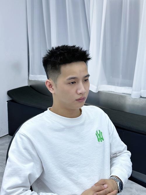 中等身材短发男孩插图