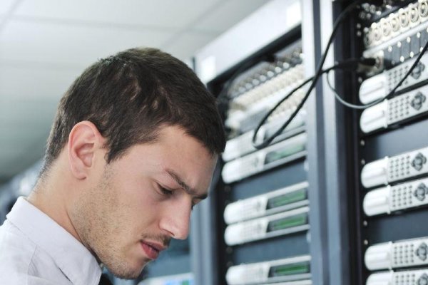 联通机房，设备维护与网络技术支撑的岗位责任解析-百挑一