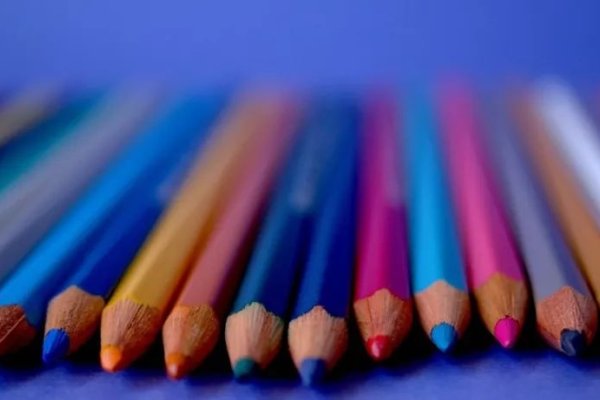 背景造句示例，色彩是背景的重要组成部分，它影响事物的外观和感觉。-方知甜