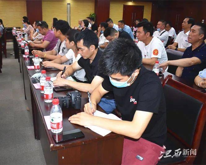 建议,新时代大学生如何做好网络公民,共建清朗网空简洁明了地概括了文章的主题和内容。插图 建议,新时代大学生如何做好网络公民,共建清朗网空简洁明了地概括了文章的主题和内容。插图