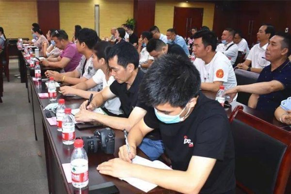 建议，新时代大学生如何做好网络公民，共建清朗网空简洁明了地概括了文章的主题和内容。-红迪亚