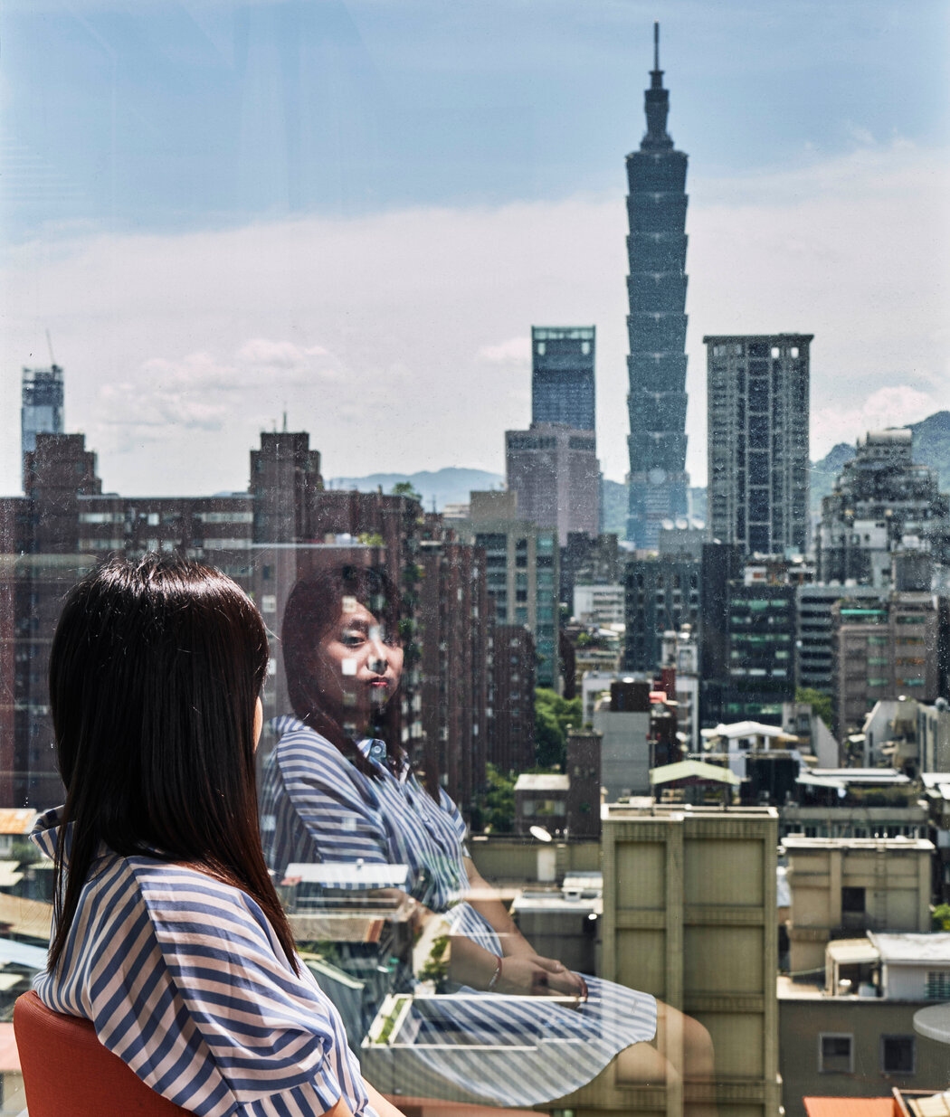 异国婚恋中的沟通与理解，男友在澳门工作与消费观差异的处理建议。插图