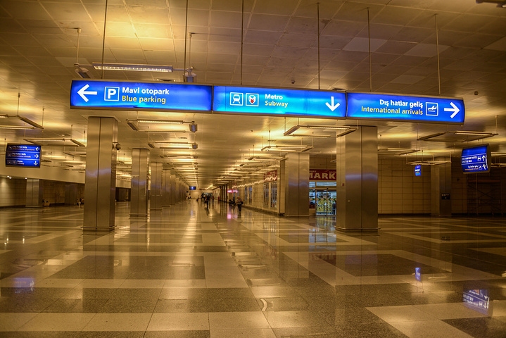 关于机场提前到达时间的建议,国内航班至少提前两小时抵达大兴国际机场。插图 关于机场提前到达时间的建议,国内航班至少提前两小时抵达大兴国际机场。插图